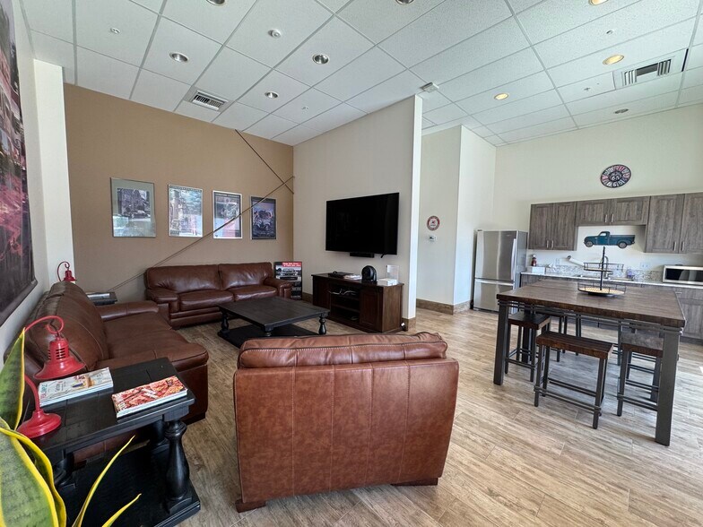 73660 Dinah Shore Dr, Palm Desert, CA à vendre - Photo de l’immeuble – Image 2 sur 12