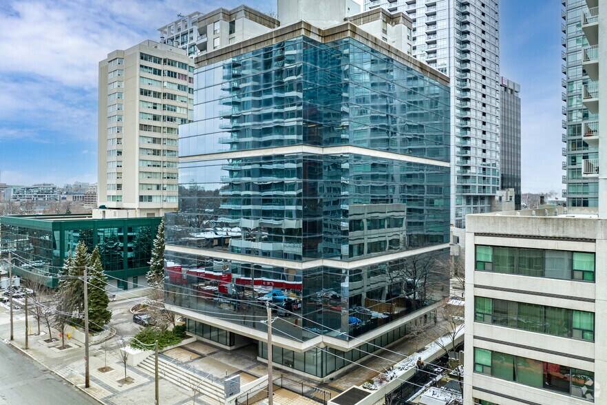 40 Holly St, Toronto, ON à louer - Photo de l’immeuble – Image 1 sur 5