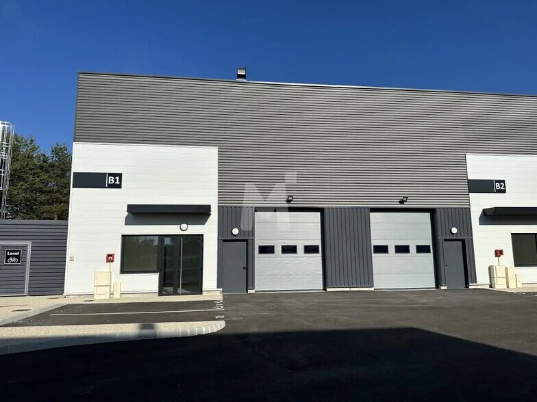 Local d’activités dans Savigny-le-Temple à louer - Photo de l’immeuble – Image 3 sur 11