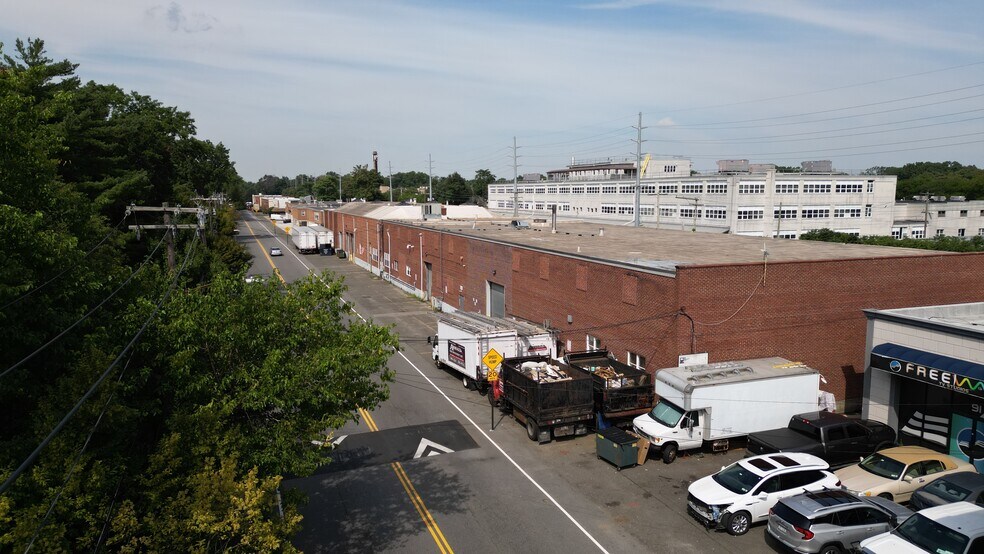 75-79 Commercial Ave, Garden City, NY à louer - Photo de l’immeuble – Image 2 sur 11