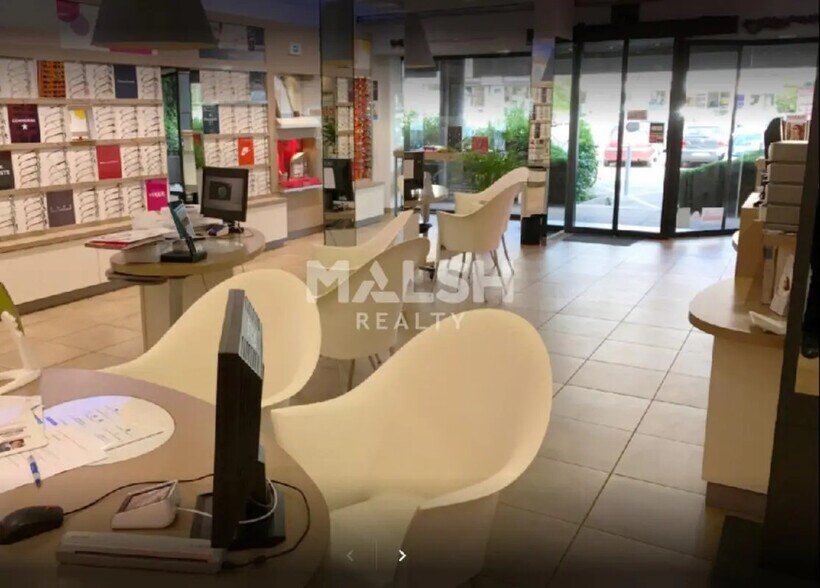 Local commercial dans Bron à louer - Photo de l’immeuble – Image 1 sur 1