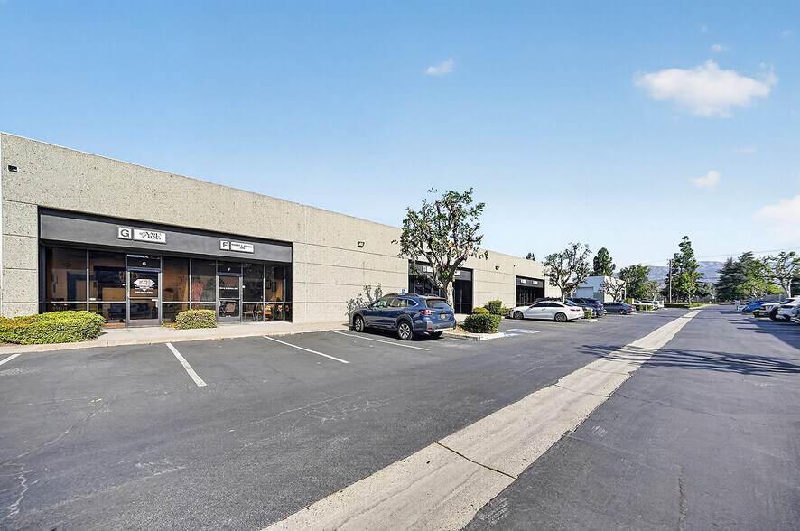 550-590 E Arrow Hwy, San Dimas, CA à louer - Photo de l’immeuble – Image 3 sur 36
