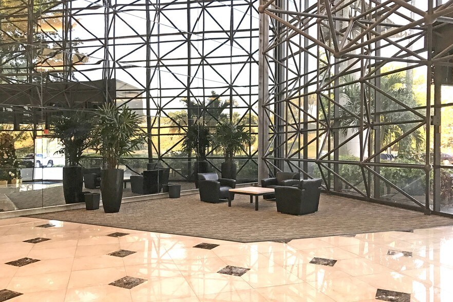 100 W Cypress Creek Rd, Fort Lauderdale, FL à louer - Hall d’entrée – Image 2 sur 5