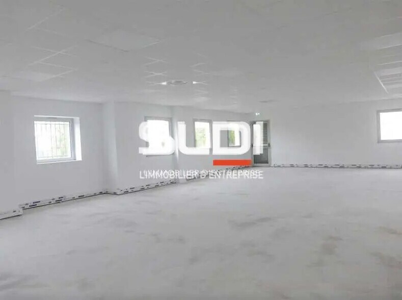 Bureau dans Saint-Priest à vendre - Photo de l’immeuble – Image 2 sur 9