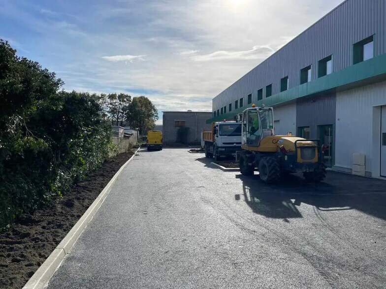 Local d’activités dans Mions à louer - Photo de l’immeuble – Image 2 sur 4