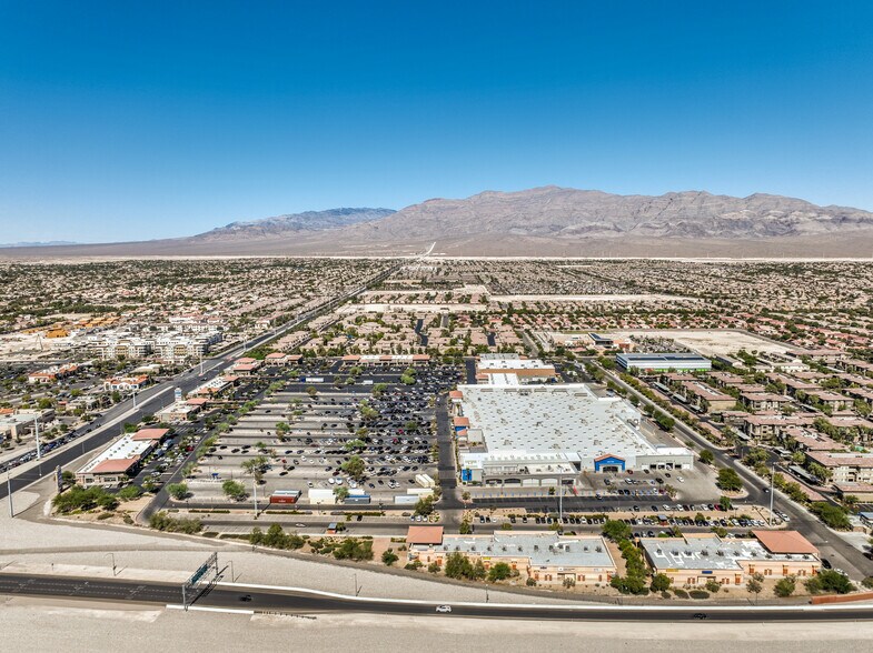 6390 Decatur Blvd, North Las Vegas, NV à louer - Photo de l’immeuble – Image 3 sur 9