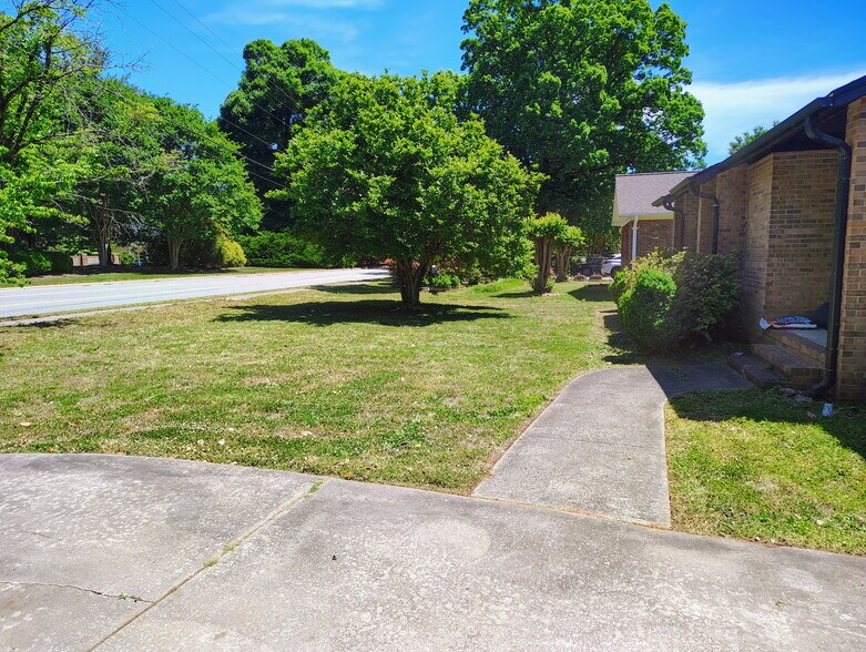 704 Meadowood St, Greensboro, NC à louer - Photo de l’immeuble – Image 1 sur 7