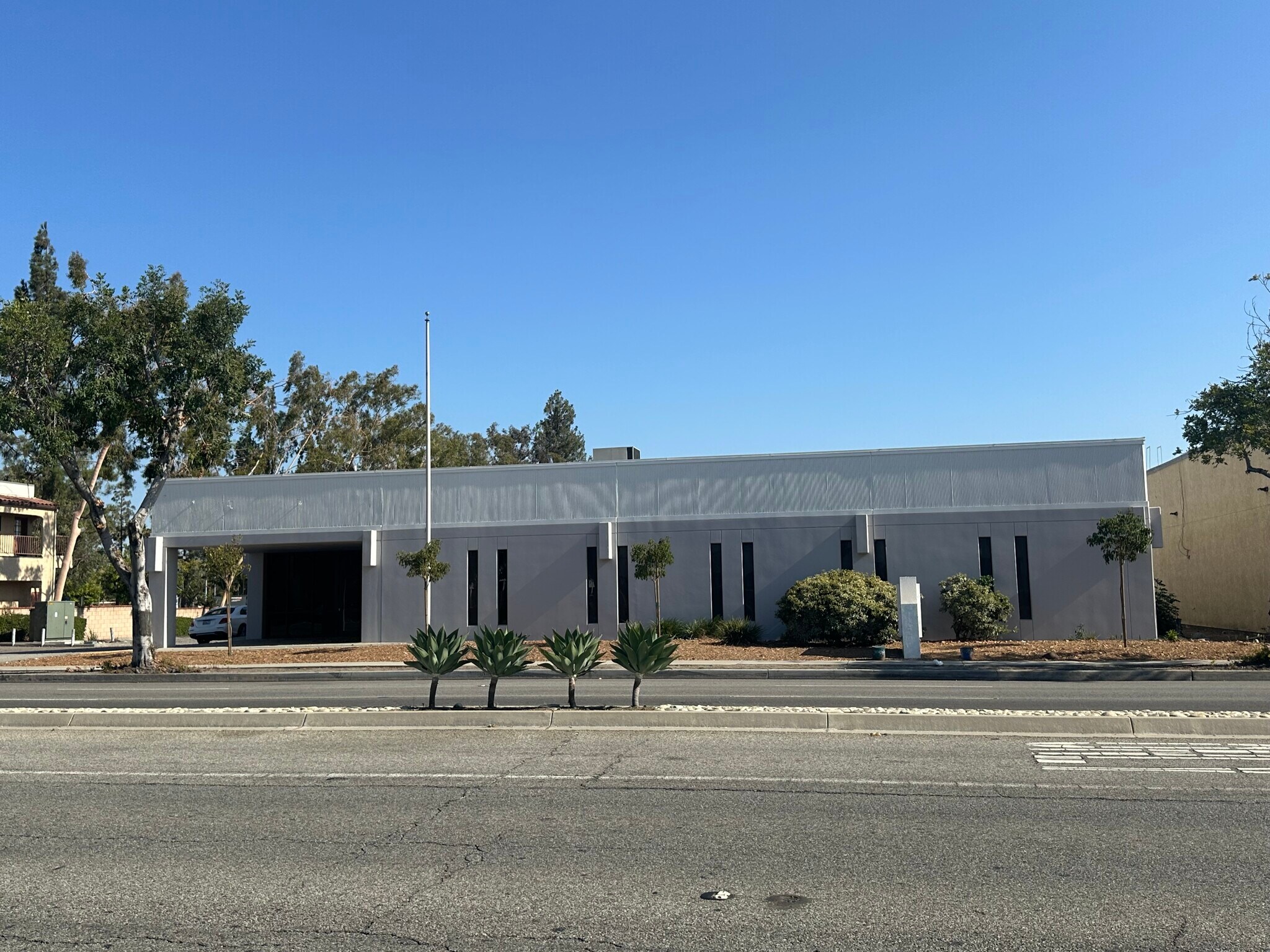 16080 Arrow Hwy, Irwindale, CA à louer Photo de l’immeuble– Image 1 sur 6