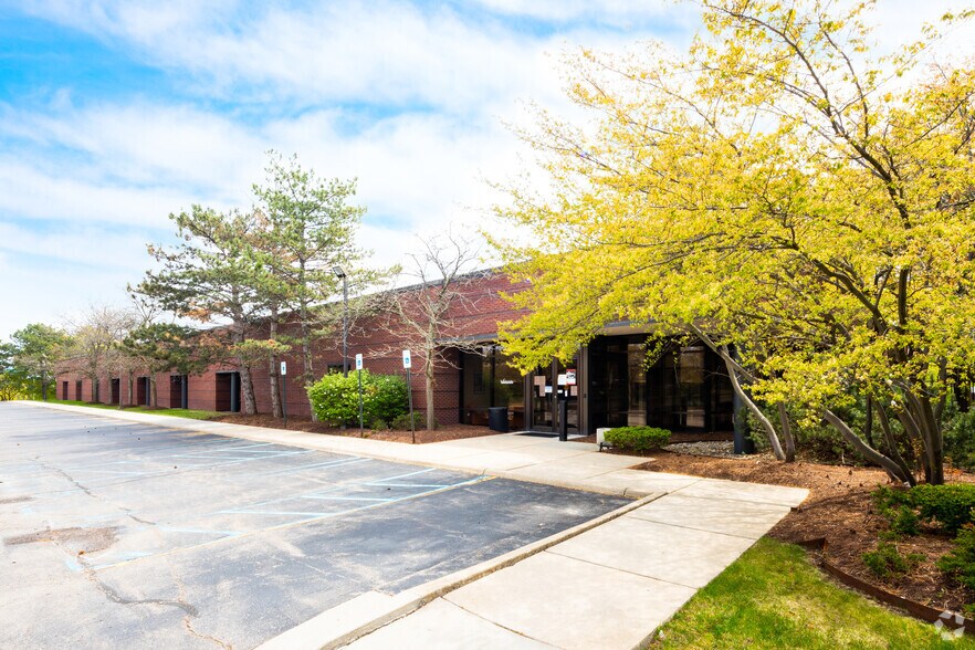 38905 6 Mile Rd, Livonia, MI à louer - Photo principale – Image 1 sur 8