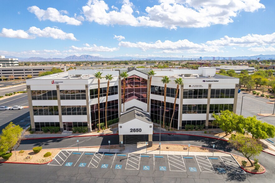 2650 N Tenaya Way, Las Vegas, NV à louer - Photo de l’immeuble – Image 3 sur 10