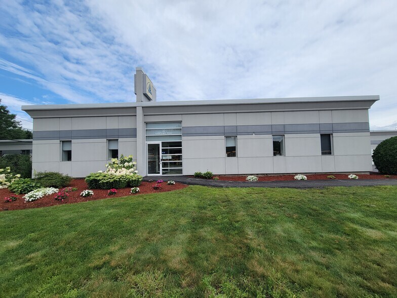 32 Hampshire Rd, Salem, NH à louer - Photo de l’immeuble – Image 1 sur 10