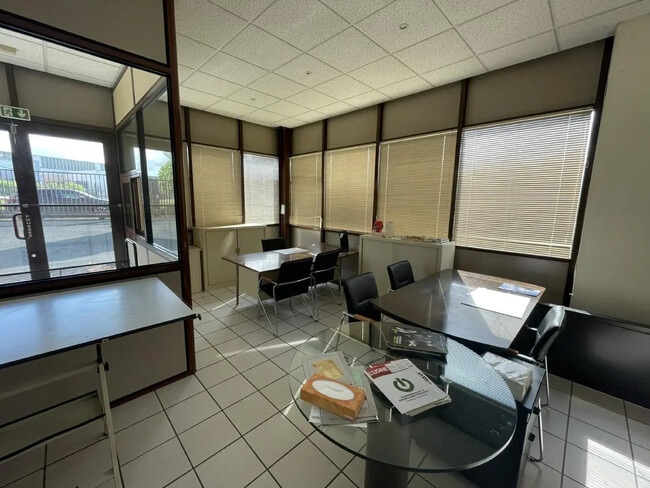 Plus de détails pour Local d’activités à vendre