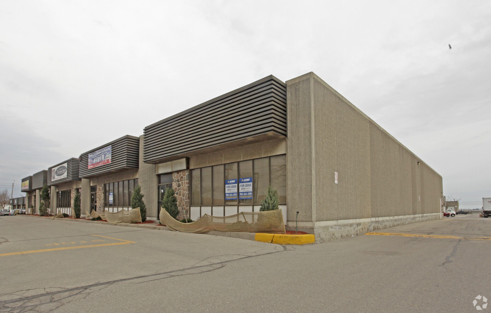 2470 Lucknow Dr, Mississauga, ON à louer Photo principale– Image 1 sur 3