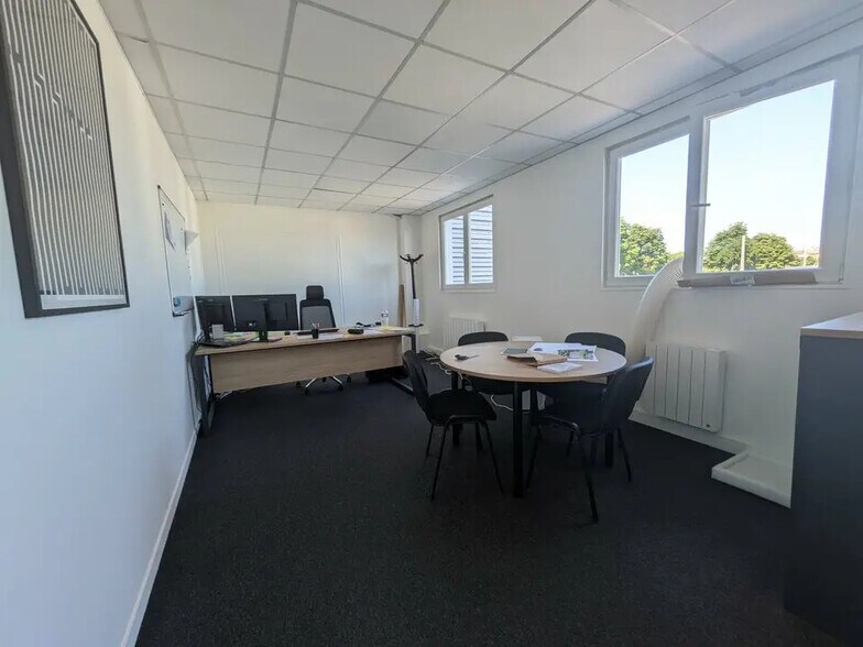 Bureau dans Le Petit-Quevilly à louer - Photo de l’immeuble – Image 3 sur 5
