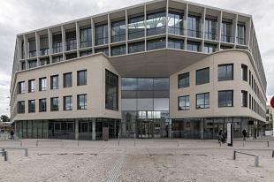 2-12 Parvis Colonel Arnaud Beltrame, Versailles à louer - Photo de l’immeuble – Image 2 sur 25