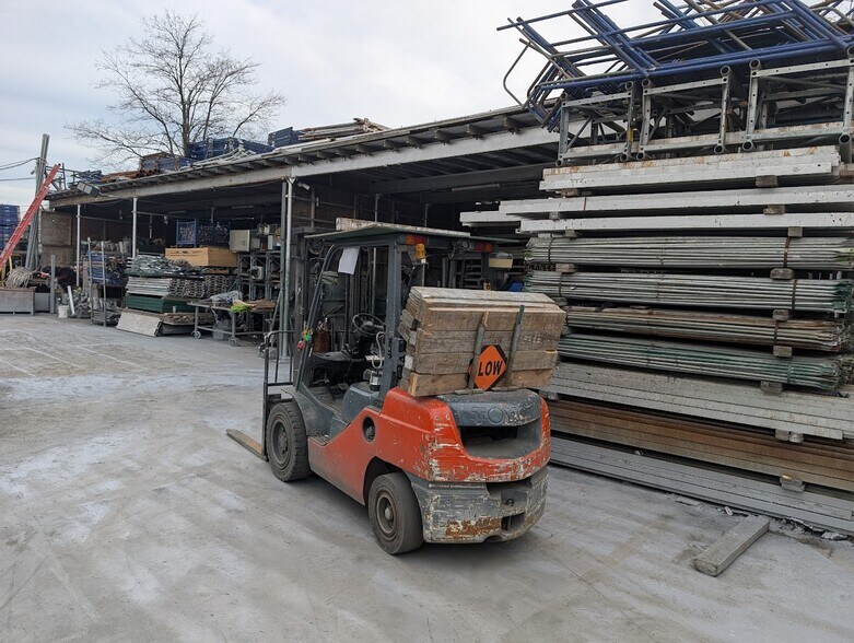 3 Orgill Ave, Bay Shore, NY à louer - Photo de l’immeuble – Image 2 sur 8