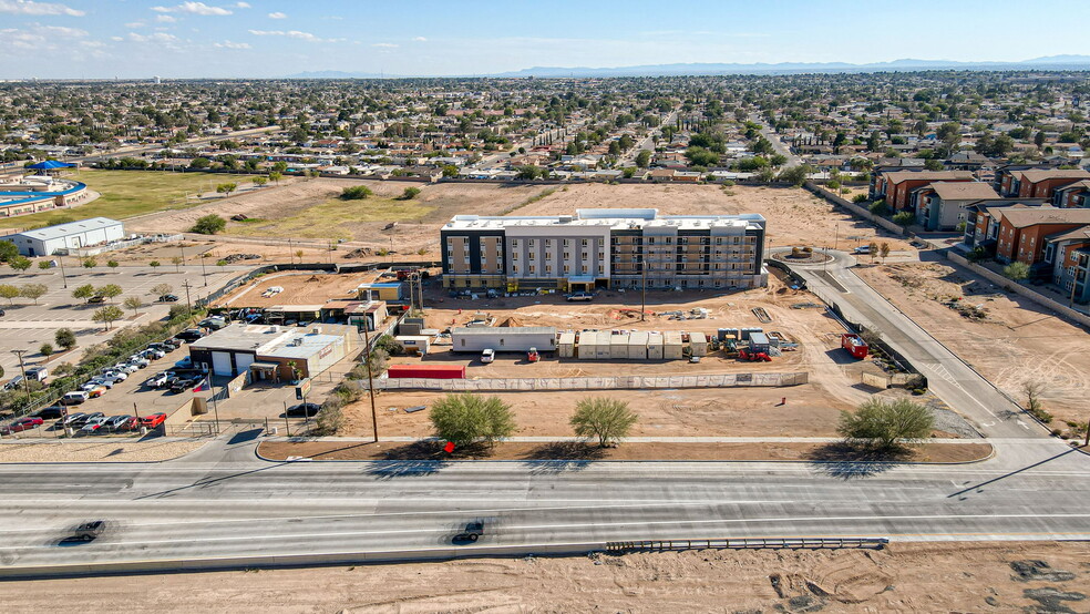 10740 Montana Avenue, El Paso, TX à louer - Photo de l’immeuble – Image 3 sur 7