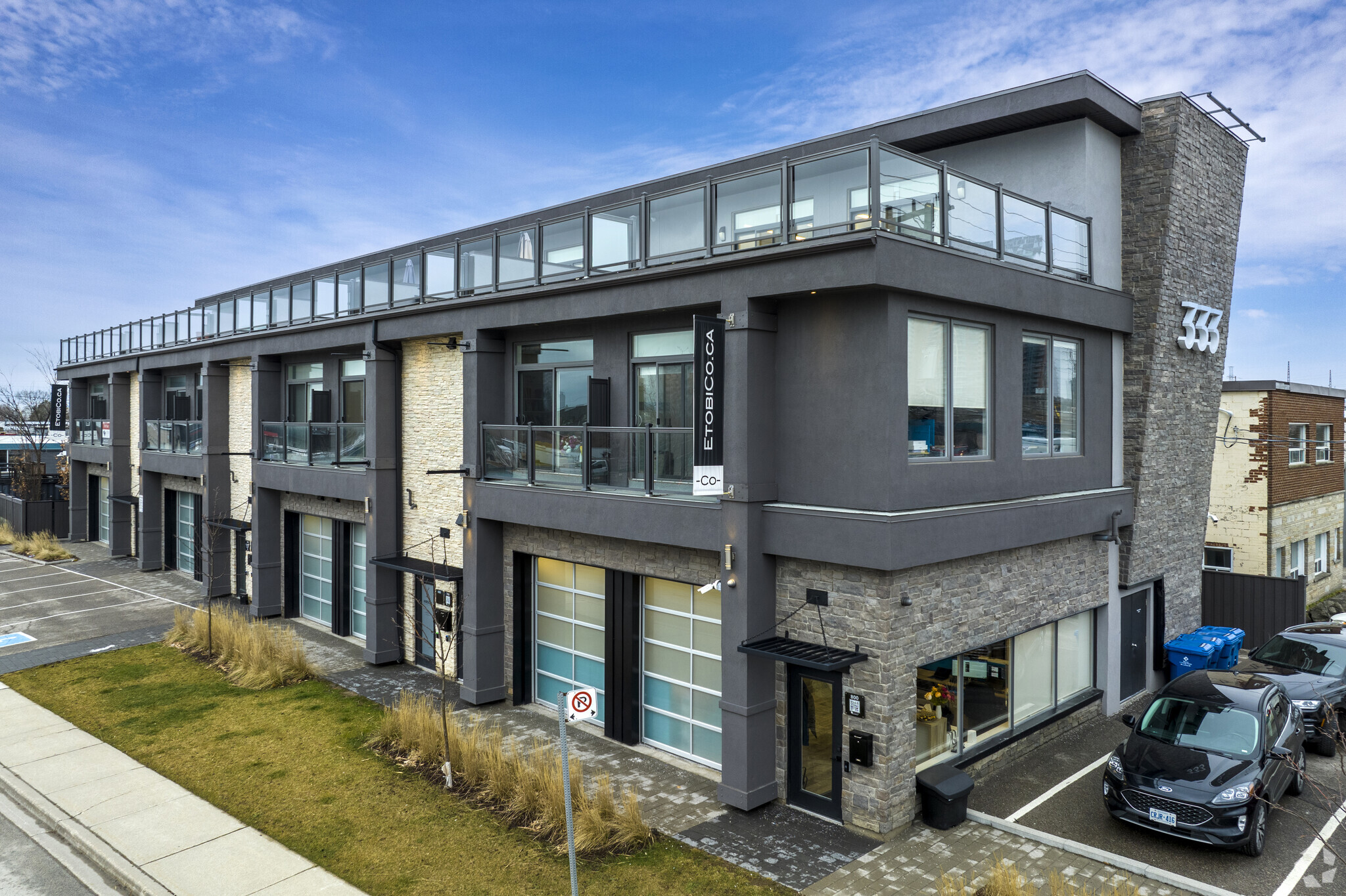 333 Bering Ave, Toronto, ON à vendre Photo principale– Image 1 sur 5