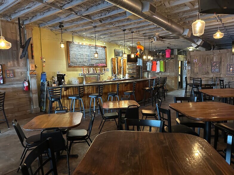 130 E Goodnight Ave, Aransas Pass, TX à vendre - Photo intérieure – Image 2 sur 40