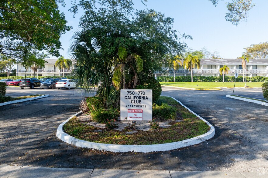 750-770 NE 195th St, Miami, FL à vendre - Photo de l’immeuble – Image 3 sur 29