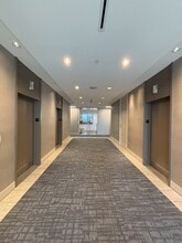 717 7th Ave SW, Calgary, AB à louer Photo intérieure– Image 2 sur 4