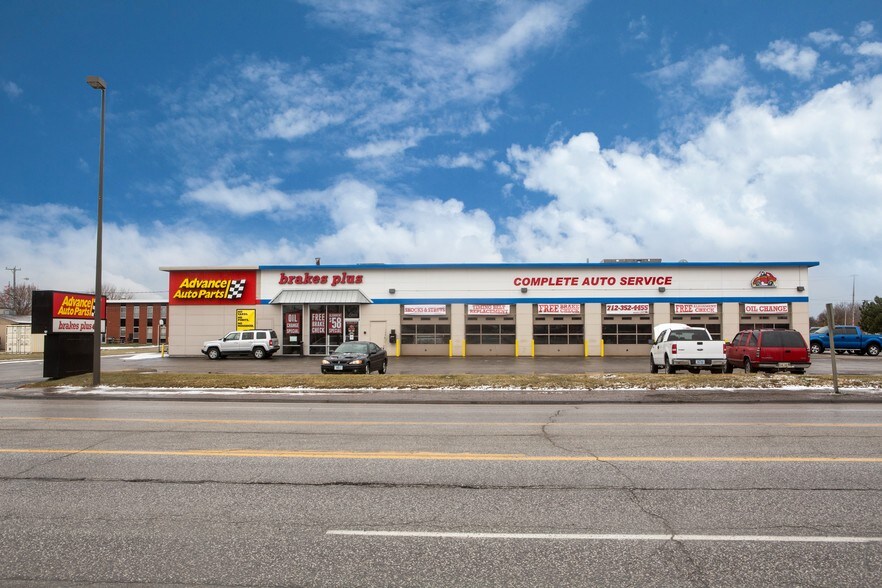 2729 W Broadway St, Council Bluffs, IA à louer - Photo de l’immeuble – Image 2 sur 9