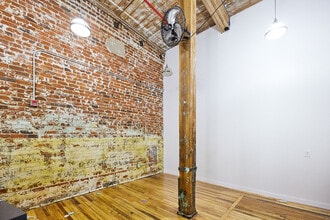 1250 Revolution Mill Dr, Greensboro, NC à louer Photo intérieure– Image 2 sur 4