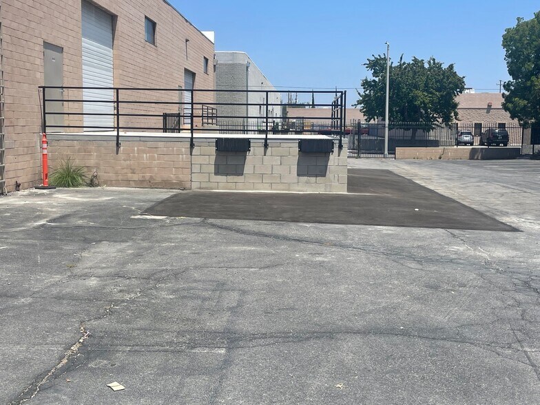 21100 Lassen St, Chatsworth, CA à louer - Photo de l’immeuble – Image 3 sur 4