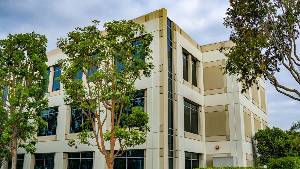 20341 Birch St, Newport Beach, CA à louer - Photo de l’immeuble – Image 3 sur 6
