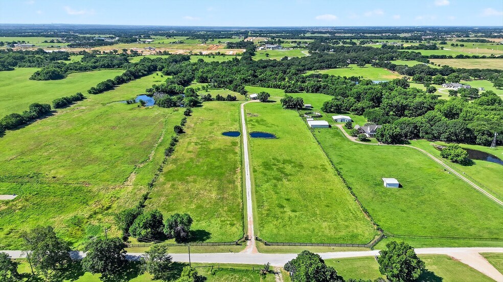 12041 Bell Rd, Pilot Point, TX à vendre - Photo de l’immeuble – Image 1 sur 15