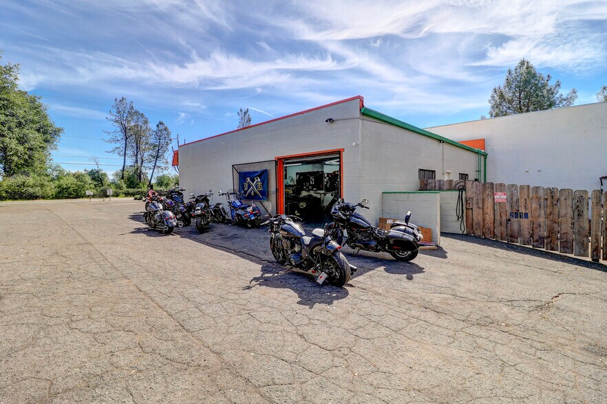 2418 Victor Ave, Redding, CA à vendre - Photo de l’immeuble – Image 3 sur 11