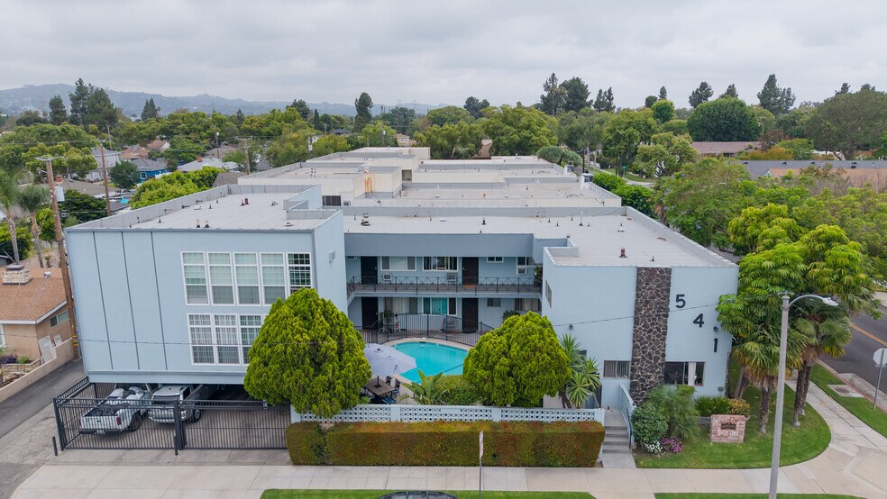 541 N Naomi St, Burbank, CA à vendre - Photo de l’immeuble – Image 2 sur 7