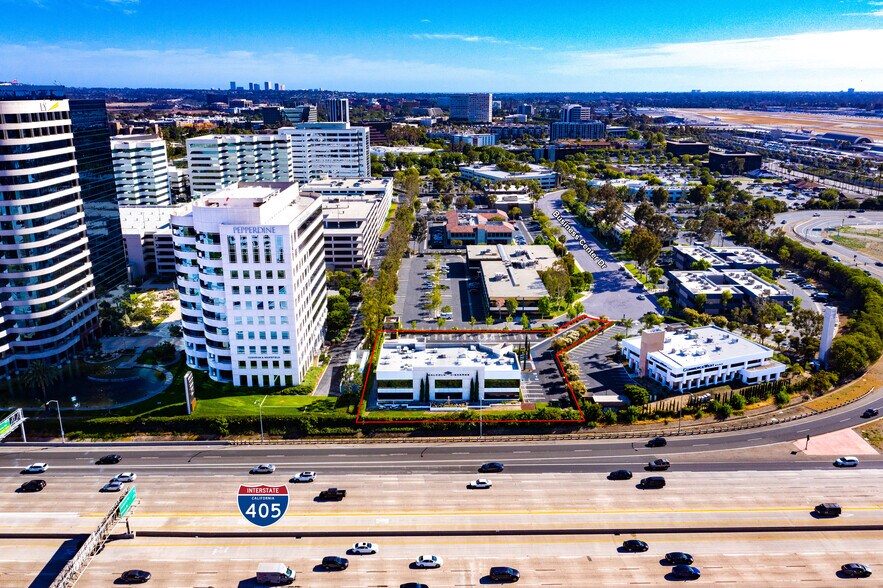 2112 Business Center Dr, Irvine, CA à vendre - Photo de l’immeuble – Image 3 sur 7