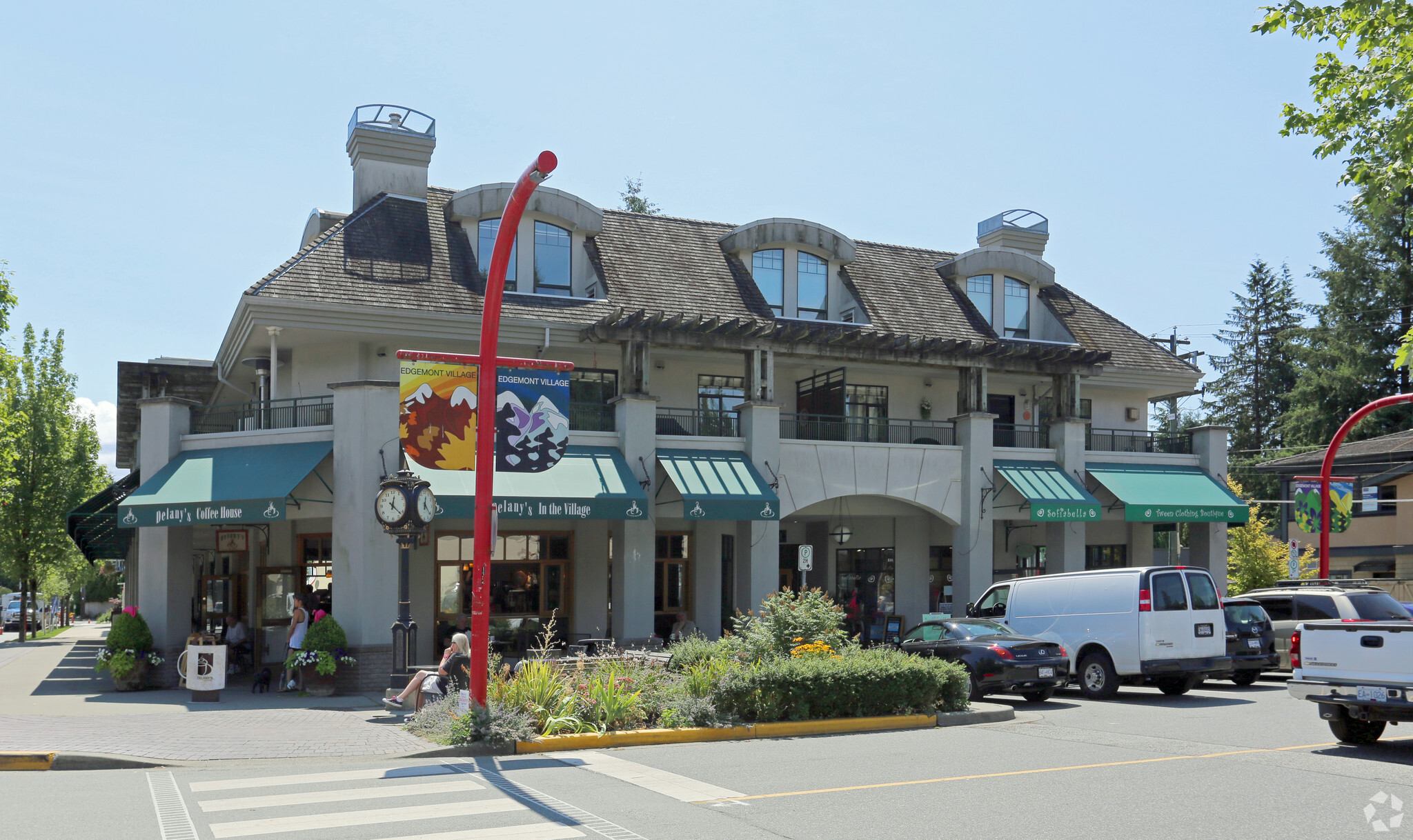3065-3069 Edgemont Blvd, North Vancouver, BC à vendre Photo principale– Image 1 sur 5