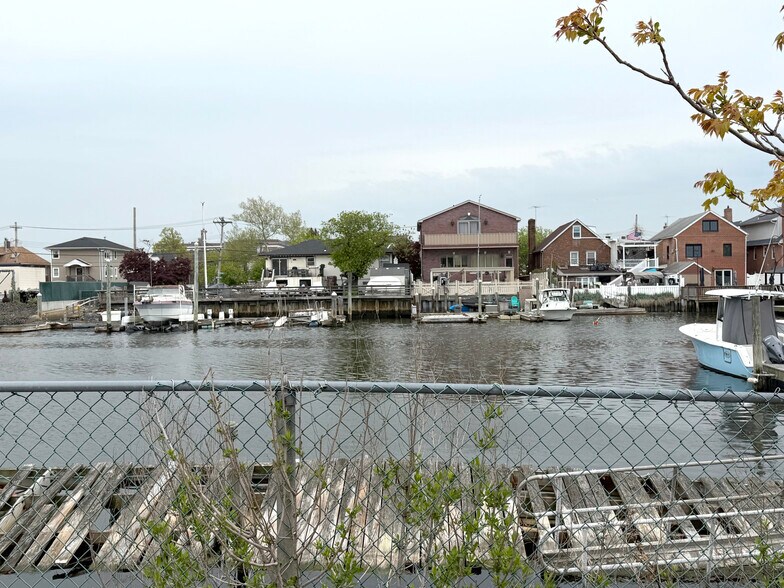 15913 Crossbay Blvd, Howard Beach, NY à louer - Photo de l’immeuble – Image 3 sur 5