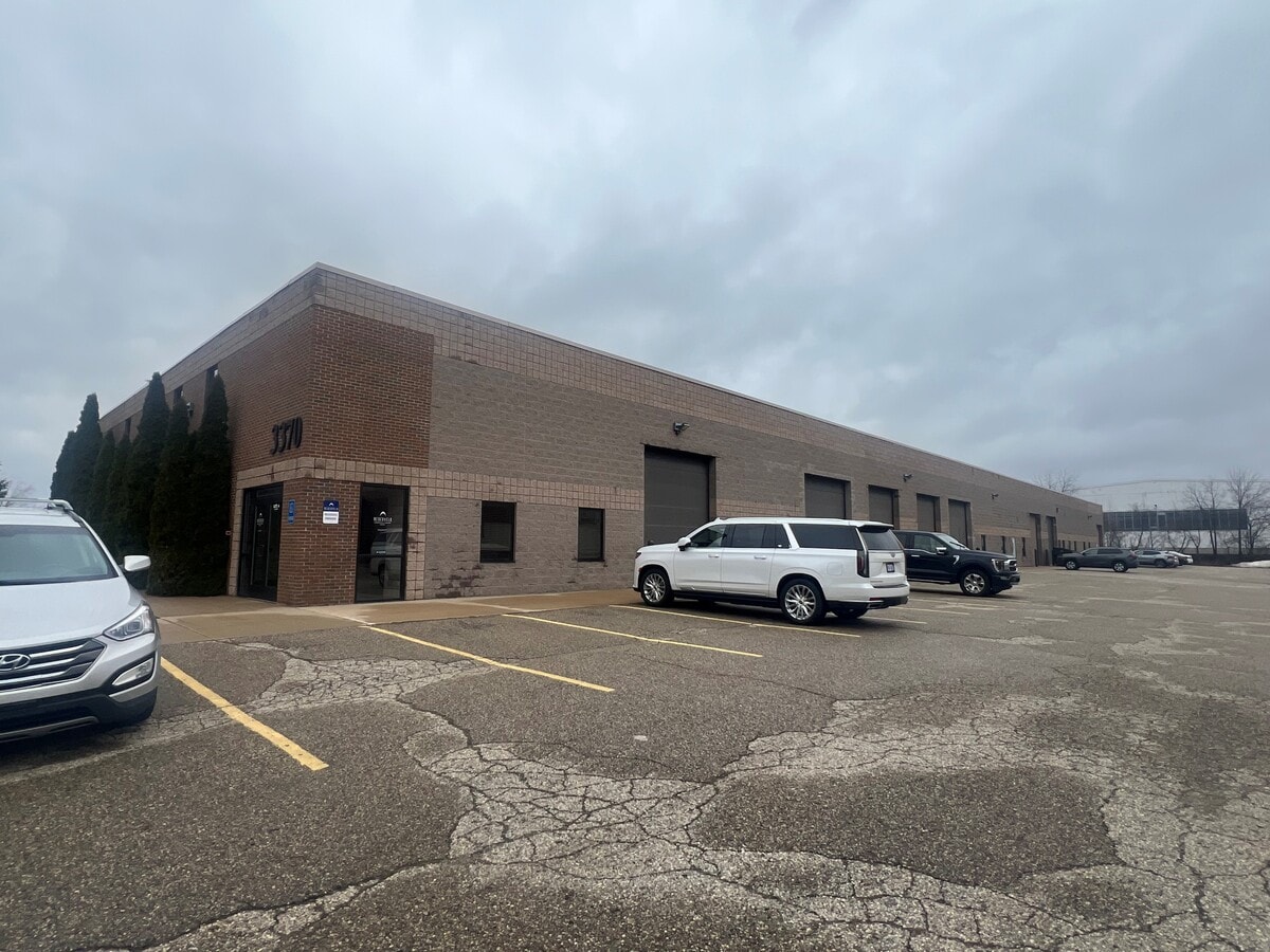 3370 Busch Dr SW, Grandville, MI 49418 - Lot 3366-3370 -  - Photo intérieure - Image 1 of 13