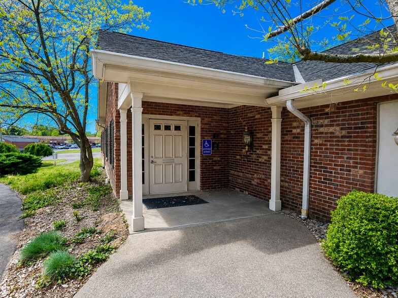 11907 Montgomery Rd, Cincinnati, OH à louer - Photo de l’immeuble – Image 3 sur 14