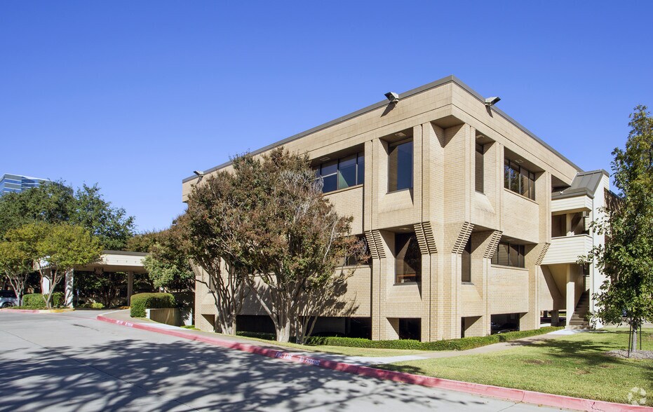 8355 Walnut Hill Ln, Dallas, TX à vendre - Photo principale – Image 1 sur 12