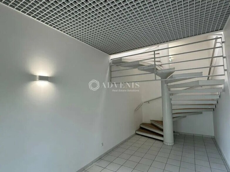 Local d’activités dans Saclay à louer - Photo intérieure – Image 2 sur 12