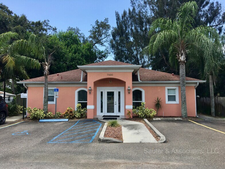 7000 54th Ave N, Saint Petersburg, FL à vendre - Photo principale – Image 1 sur 24
