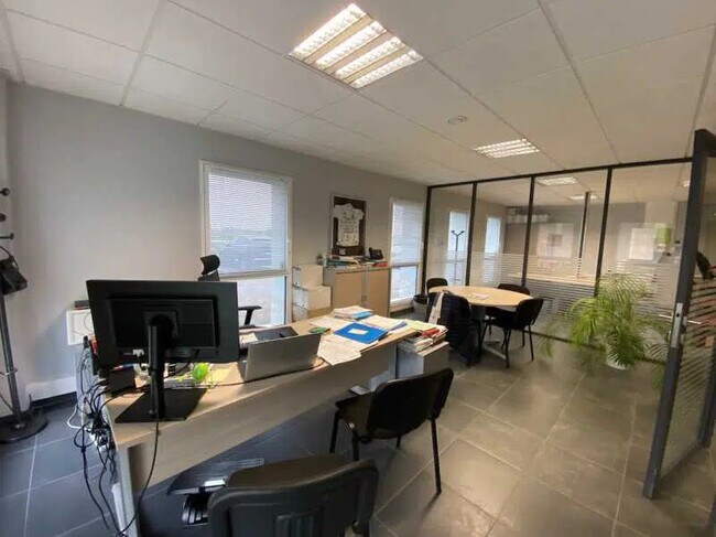 Plus de détails pour 35 Allée Charles Lindbergh, Boos - Bureau à louer