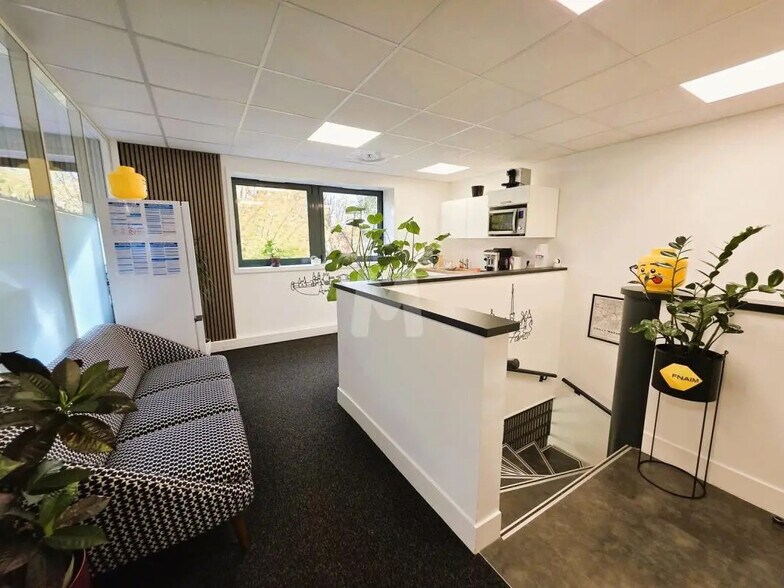 Bureau dans Évry-Courcouronnes à louer - Photo de l’immeuble – Image 3 sur 11