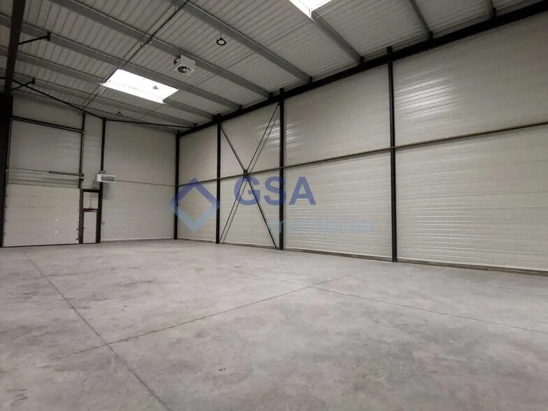 Local d'activités dans Saint-Pierre-du-Perray à vendre - Photo intérieure – Image 2 sur 9