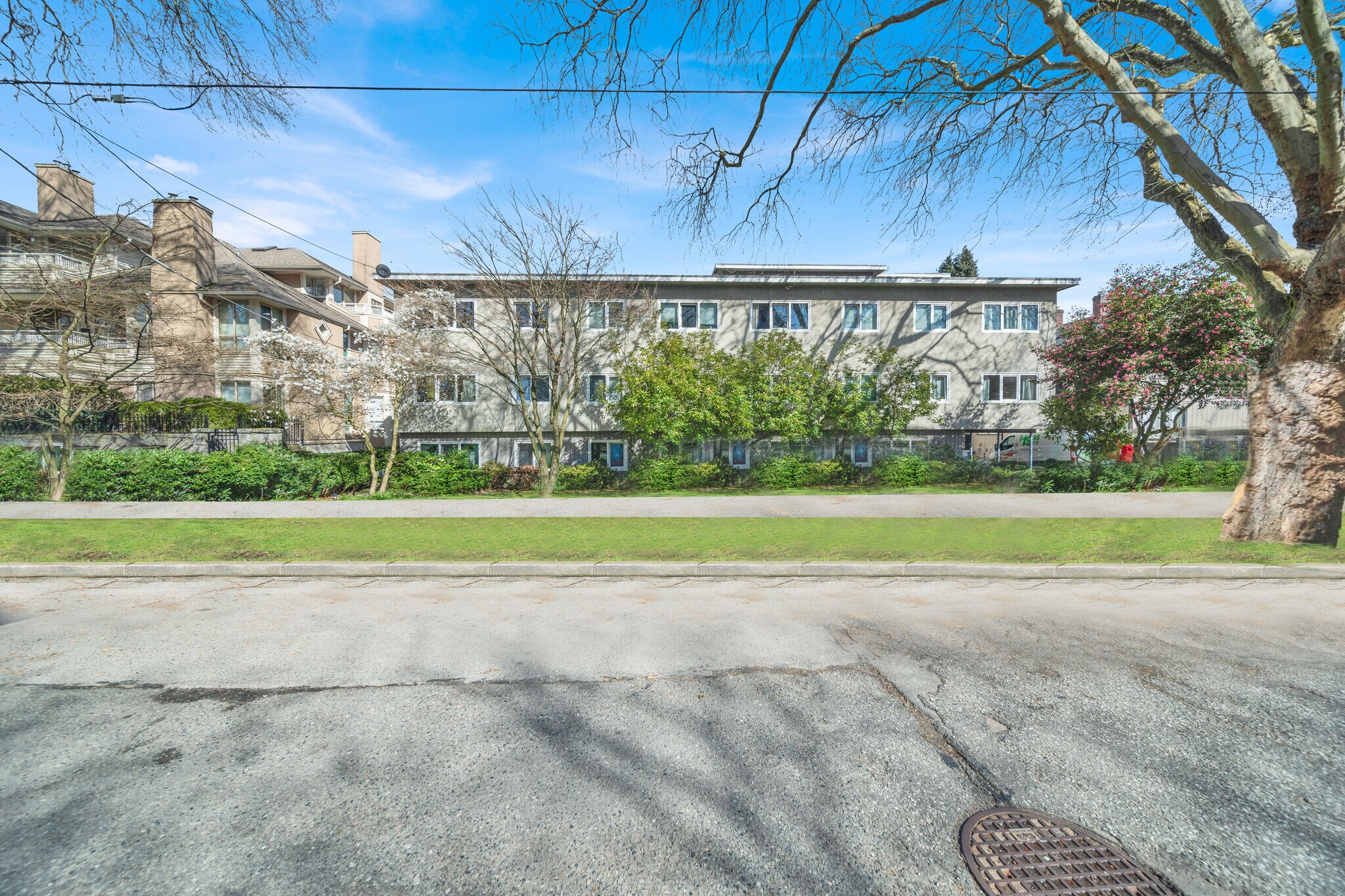 3719 W 8th Av, Vancouver, BC à vendre Photo de l’immeuble– Image 1 sur 51