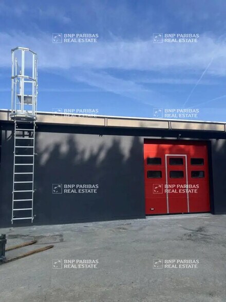 Local d’activités dans Maurepas à louer - Photo de l’immeuble – Image 2 sur 5