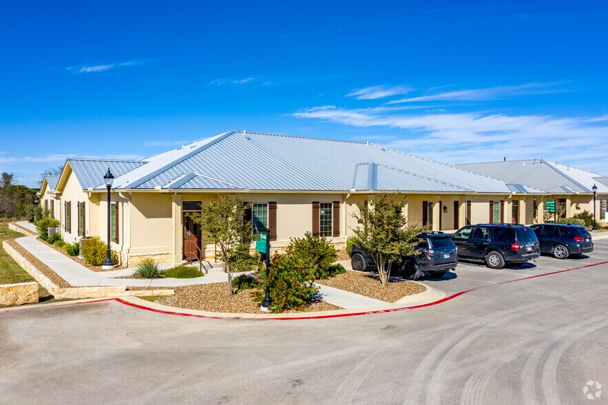 1067 FM 306, New Braunfels, TX à louer - Photo principale – Image 2 sur 25