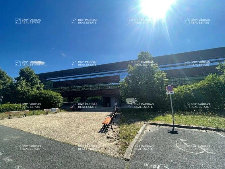 Bureau dans Boigny-sur-Bionne à vendre - Photo de l’immeuble – Image 3 sur 19