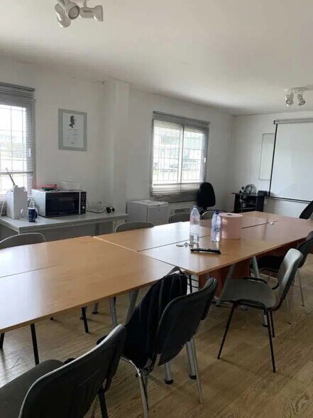 Local d'activités dans Yvrac à vendre - Photo de l’immeuble – Image 3 sur 9