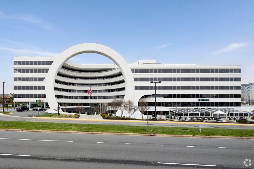 2070 Chain Bridge Rd, Vienna, VA à louer - Photo de l’immeuble – Image 2 sur 9