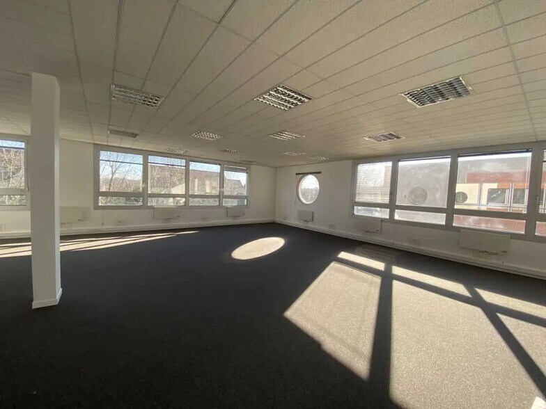 Bureau dans Émerainville à louer - Photo de l’immeuble – Image 3 sur 8